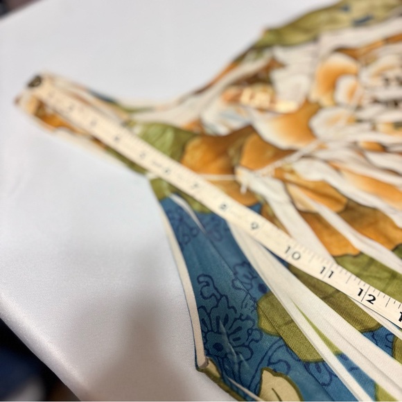 Sleeveless, floral print mini dress with a scoop neck and pleated details. - Picture 5 of 8